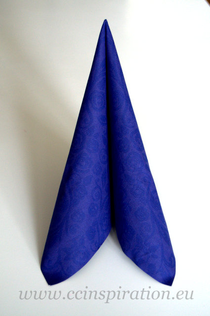 Servítka z netkanej textílie "R" - modrá - 50 ks