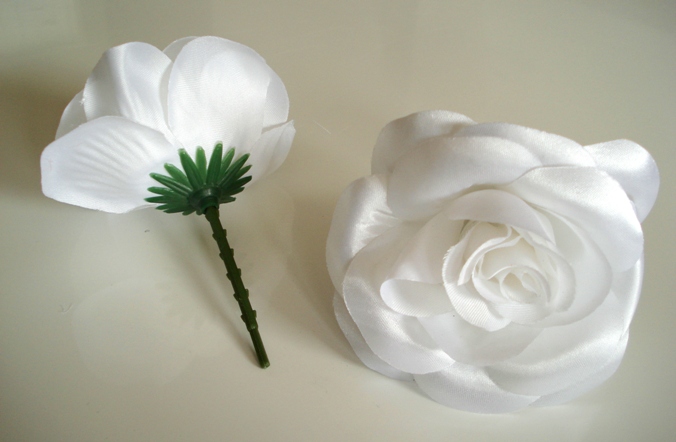 Saténová ruža -  biela