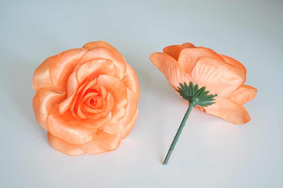 Saténová ruža - bledo oranžová